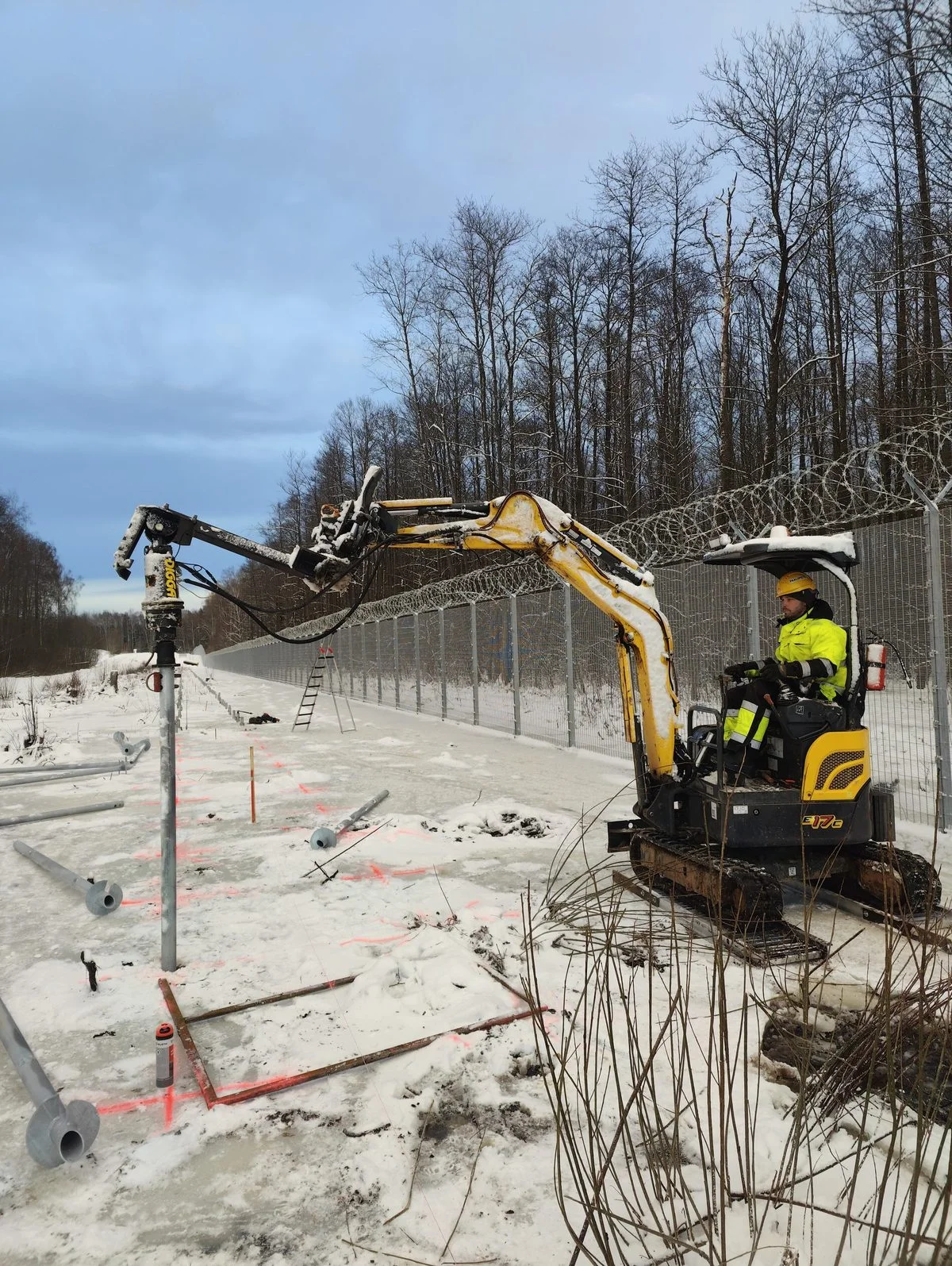 Installationspersonal på arbetsplats med pålningsutrustning