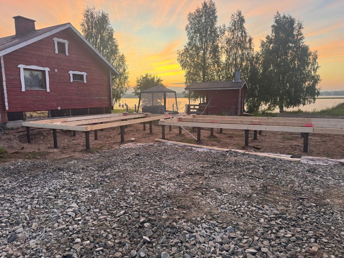 Stålbalkar på justerbara pållocksplattor i solnedgång på arbetsplats för stuggrund