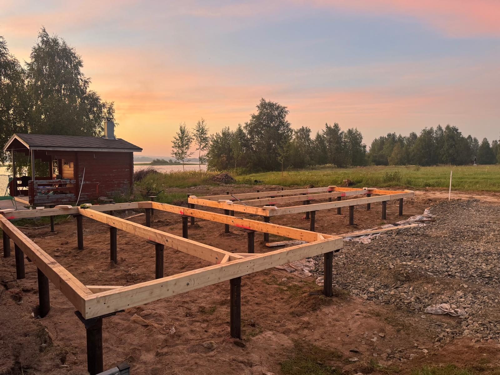 Färdig stugstomme i trä på skruvpålegrund