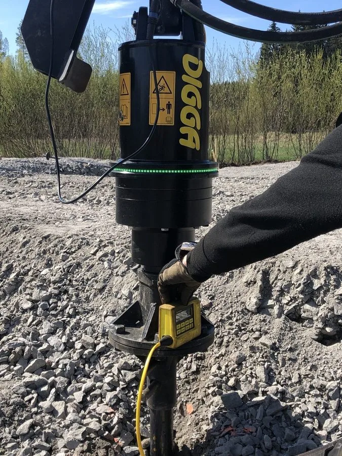 Närbild av Digga-drivhuvud som installerar skruvpålar för växthusgrund vid Cassandras Tr&auml;dg&aring;rd, Borgå