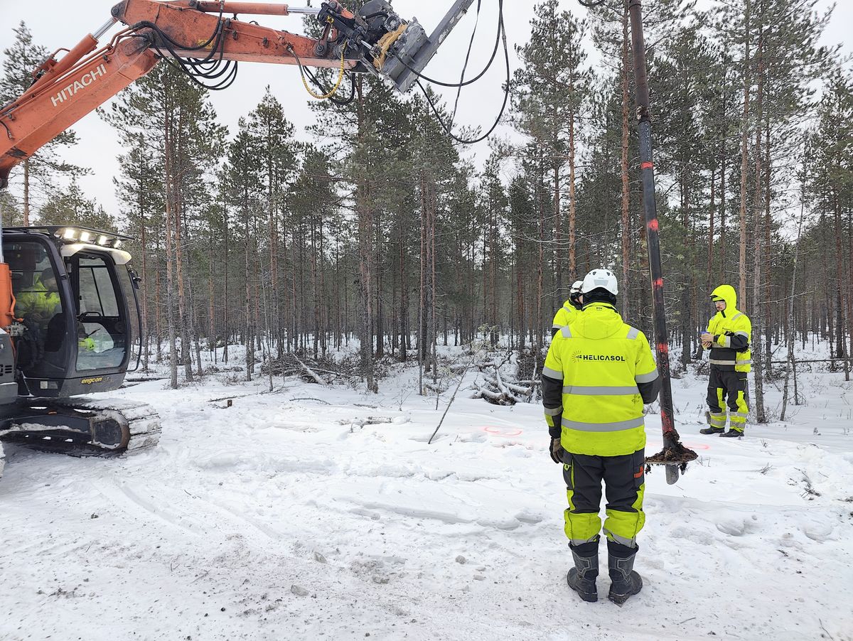 Helicasols installationsteam installerar skruvpålar på solpark
