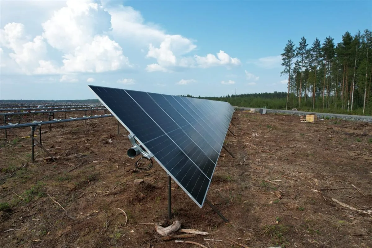 Färdiga solpaneler på skruvpålegrunder