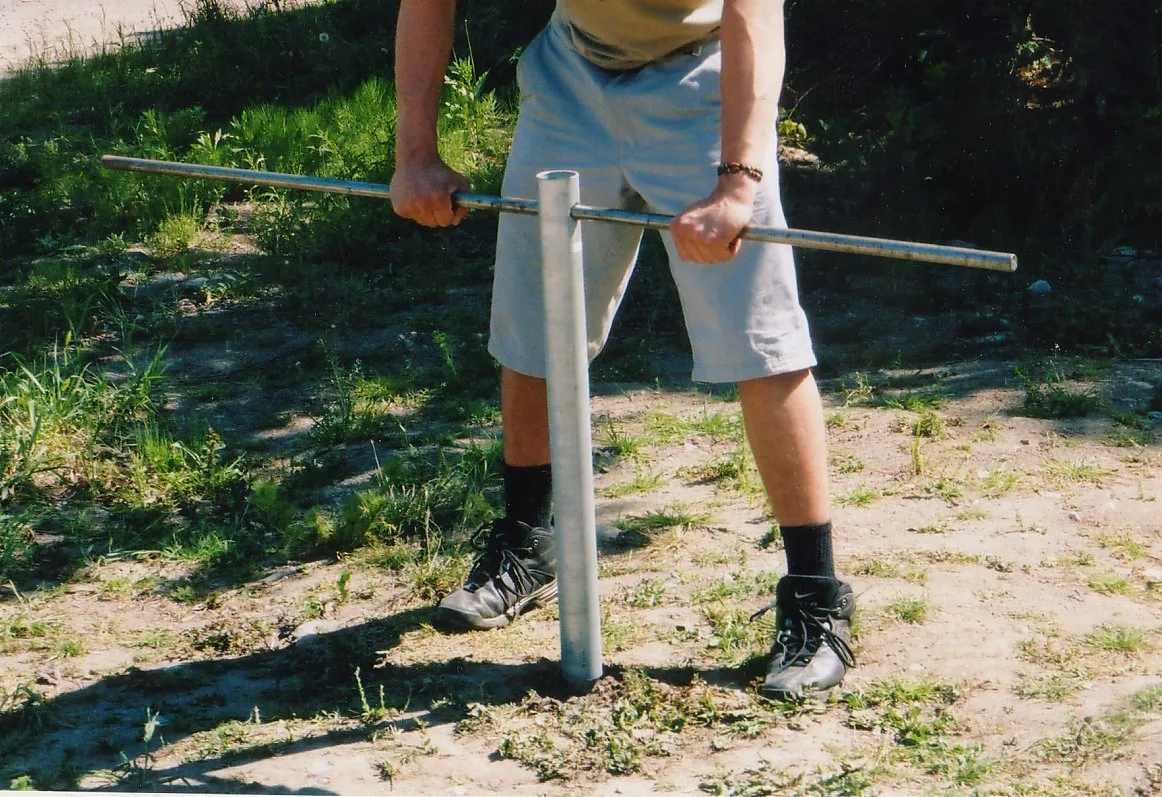 Den allra första skruvpålen, installerad för hand 2001