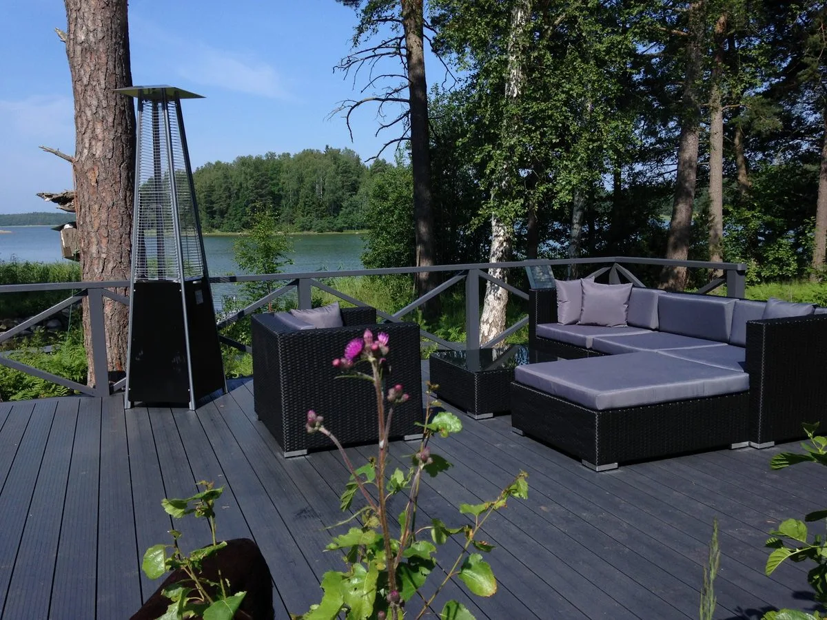 Strandnära altan med utemöbler på skruvpålegrund