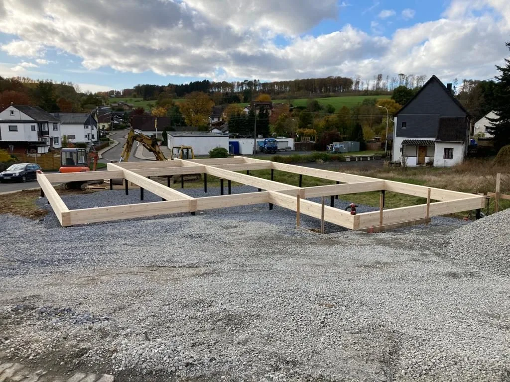 Bostadshusgrund på skruvpålar