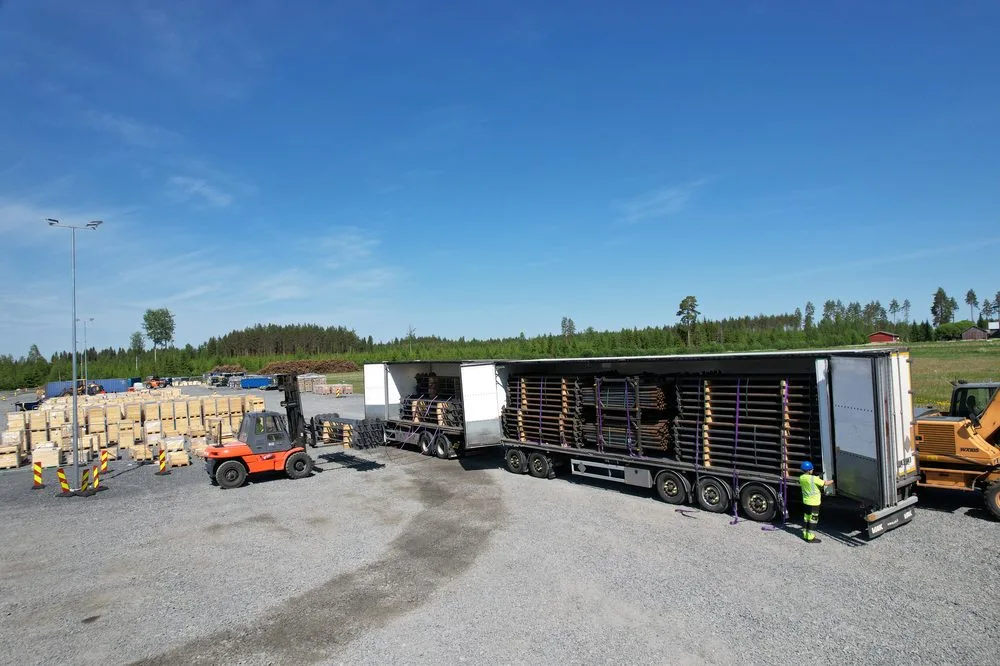 Helicasol skruvpåleleverans med lastbil