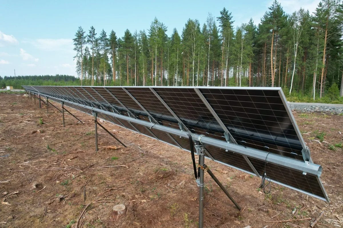Helicasol installation av skruvpålegrund i solpark