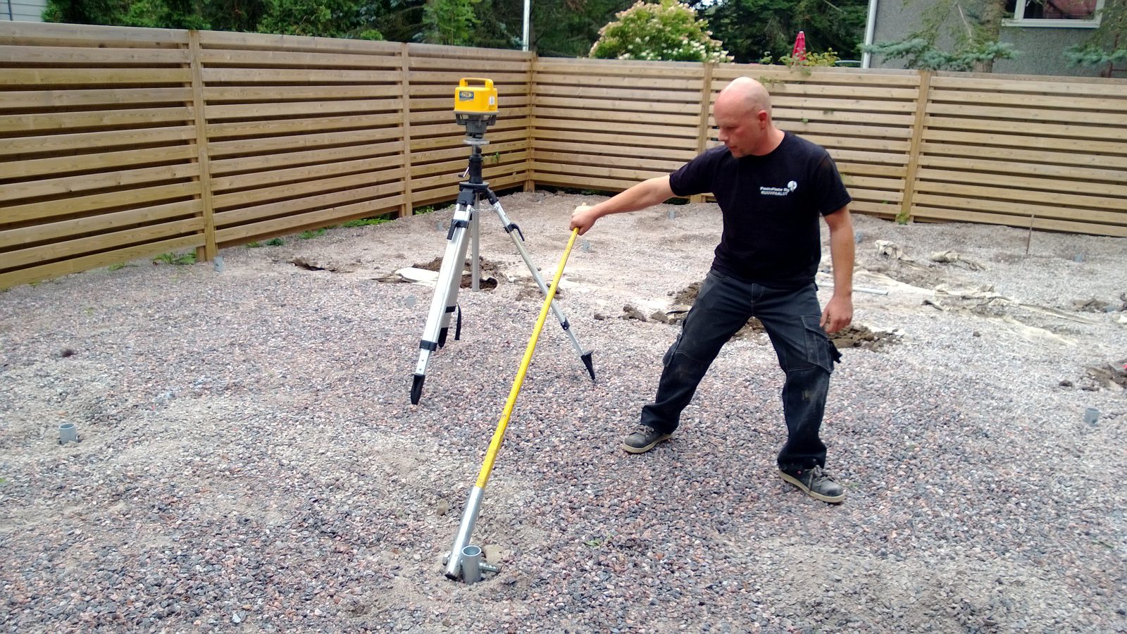 Manuell installation av en HELIX skruvpåle, det professionella alternativet till markskruvar