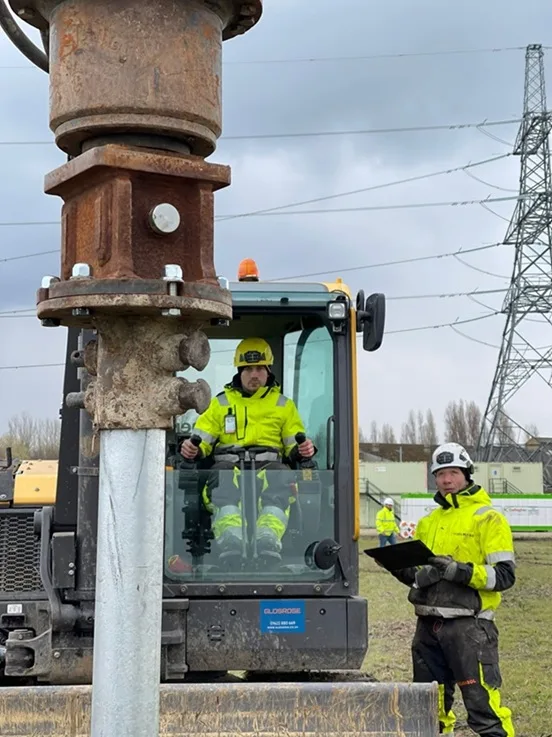Skruvpåle installeras med hydrauliskt drivhuvud
