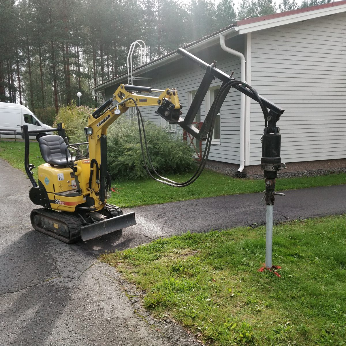 Installation av HELIX skruvpåle med minigrävare