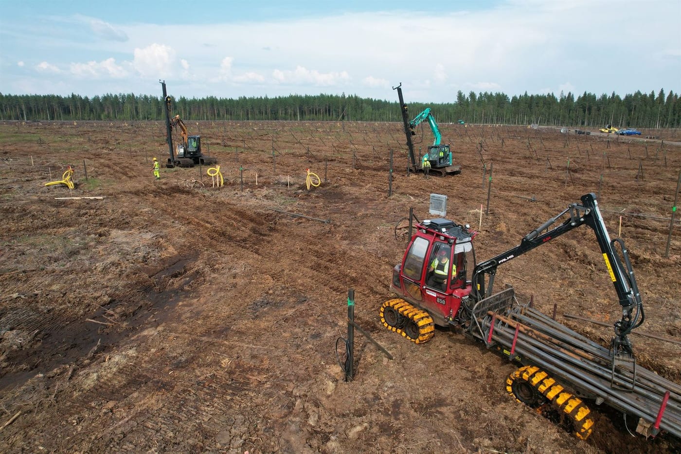 Skruvpåleinstallation vid Hallanvahti solpark
